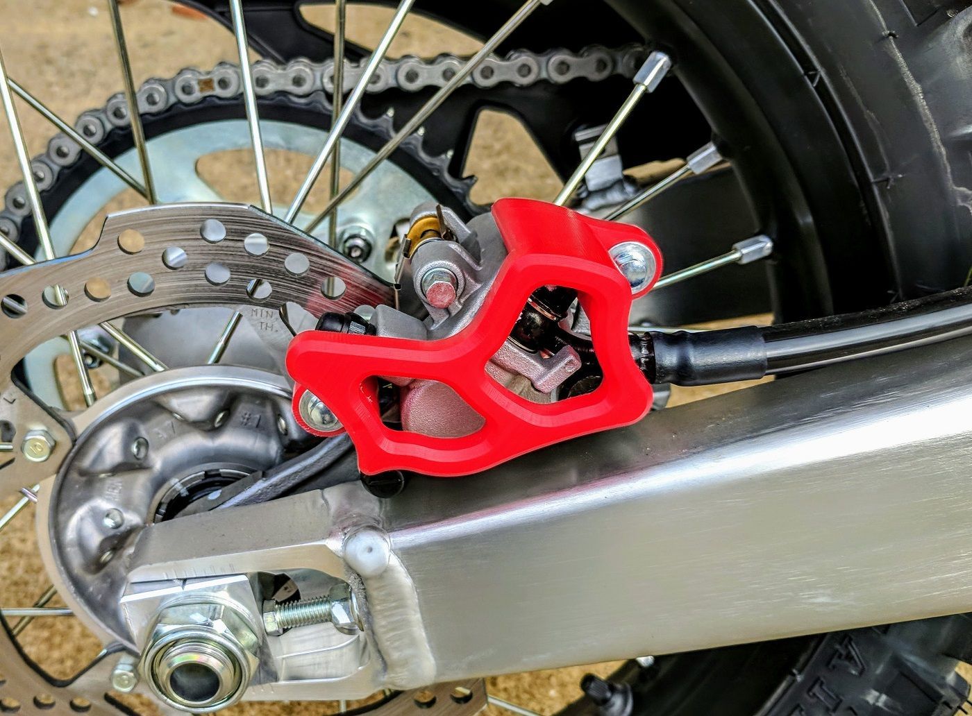 TM DESIGNWORKS - Cubre caliper trasero HONDA 02-07 CR 125R y 250R / 19-21 CRF 450L